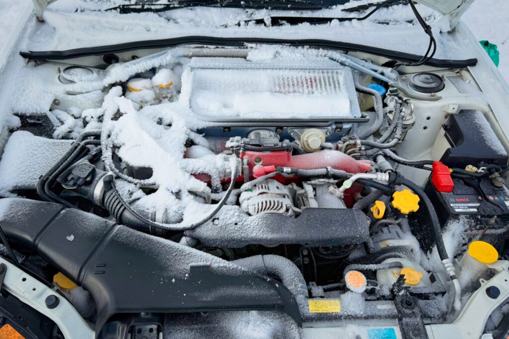 吹雪の後のEJ20のエンジンルーム